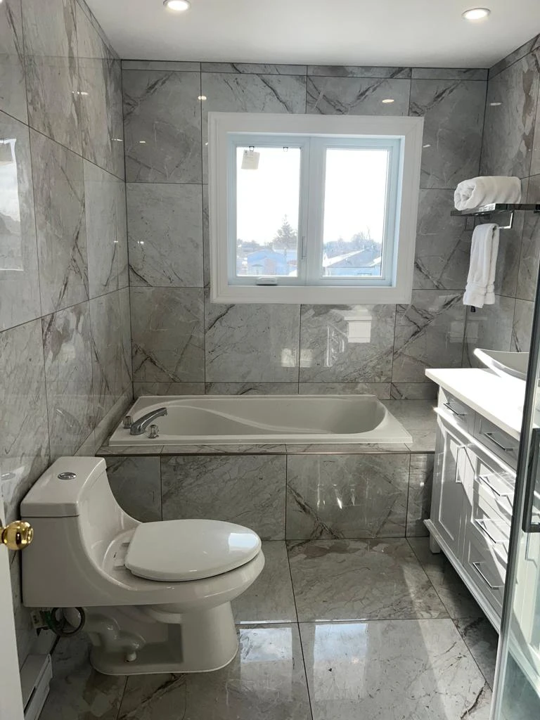 Salle de bain attenante rénovée à Laval